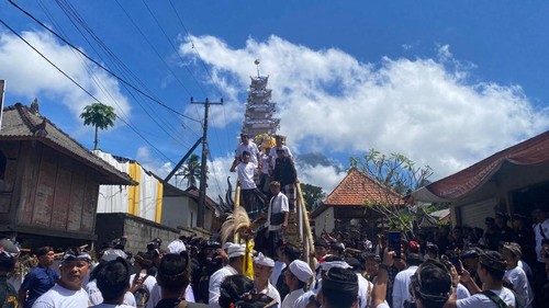 Ribuan masyarakat mengiringi upacara pelebon atau pengabenan Jro Mangku Nyoman Goya, ayah Wakil Bupati Karangasem Pandu Prapanca Lagosa, di Desa Pidpid, Kecamatan Abang, Rabu (6/5/2026). (Foto: I Wayan Selamat Juniasa/detikBali)