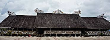 Rumah Lamin. (Badan Pengembangan dan Pembinaan Bahasa)