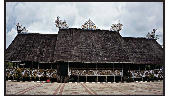 Rumah Lamin. (Buku Jelajah Arsitektur Lamin Suku Dayak Kenyah oleh Tri Agustin Kusumaningrum)