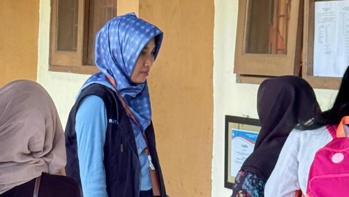 Salah satu tim Ombudsman NTB melakukan penelusuran dugaan maladministrasi penebusan SKL di salah satu SMAN di Mataram. (Dok. Ombudsman NTB)