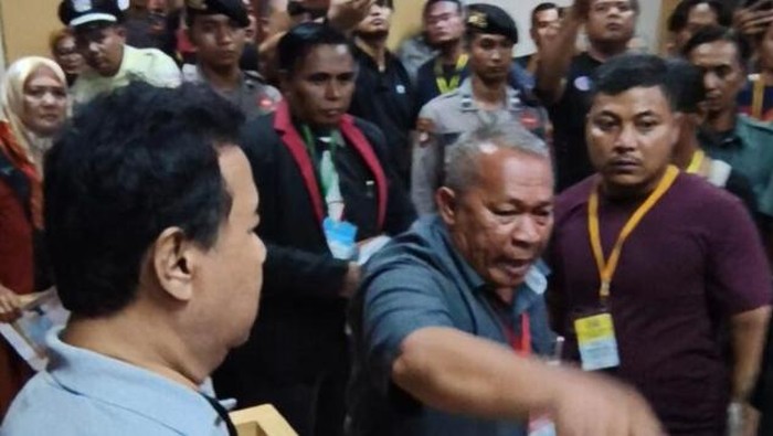 Salah seorang keluarga korban melontarkan kata-kata emosional kepada terdakwa kasus pembunuhan satu keluarga di Indramayu.