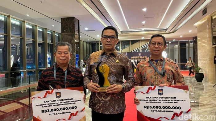 Kota Samarinda, Kalimantan Timur (Kaltim) membawa pulang dua penghargaan dalam ajang Apresiasi Kinerja Pemerintah Daerah Berprestasi Tahun 2026 Regional Kalimantan yang digelar Kemendagri. Penghargaan itu diraih untuk kategori Entrepreneur Government/Creative Financing, dan Pengendalian Inflasi.