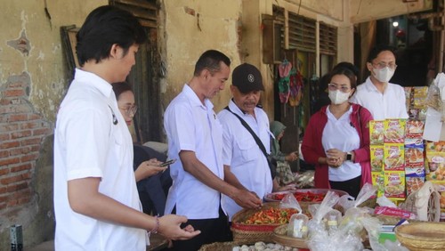 Satgas Sapu Bersih Pangan Polda Bali melakukan pengawasan, pengecekan, serta edukasi kepada para pedagang untuk menjaga stabilitas harga pangan di Bali. (Foto: Dok. Polda Bali)