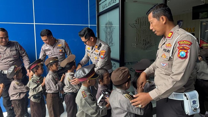 Satlantas Polresta Sidoarjo tanamkan tertib lalu lintas sejak dini kepada anak TK