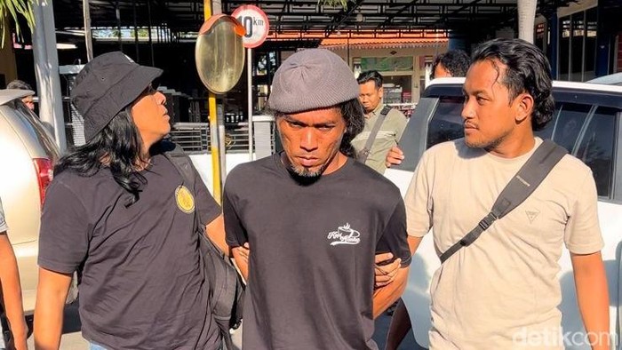 Satuan, badut penjual balon di Mojokerto yang membunuh ibu mertua dan melukai istrinya diringkus di Surabaya.