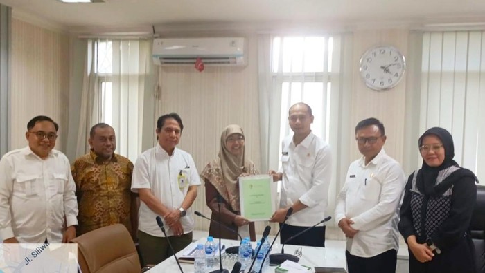 Sekda Karawang Asep Aang Rahmatullah bersama panitia seleksi Dirut PD Petrogas Persada Karawang