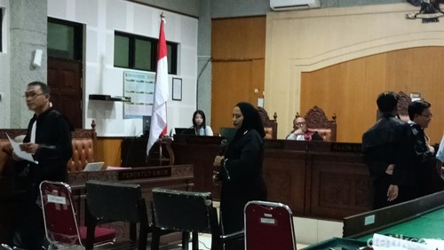 Istri dari anggota DPRD NTB Partai Gerindra, Yasin, Syuciati dihadirkan menjadi saksi di ruang sidang Pengadilan Tipikor Mataram, Rabu (6/5/2026). (Foto : Abdurrasyid Efendi/detikBali).