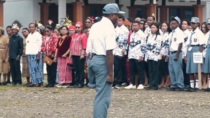 Siswa disabilitas, Deki Degai memimpin jalannya upacara Hardiknas di Nabire.
