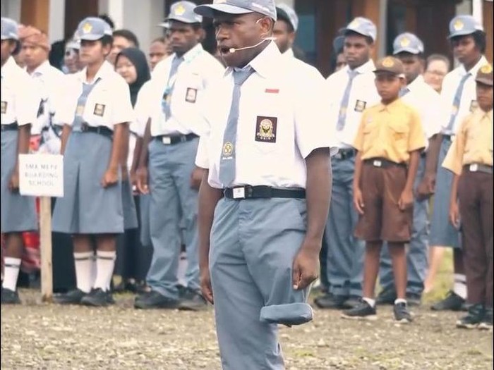 Siswa disabilitas, Deki Degei memimpin jalannya upacara Hardiknas di Nabire.