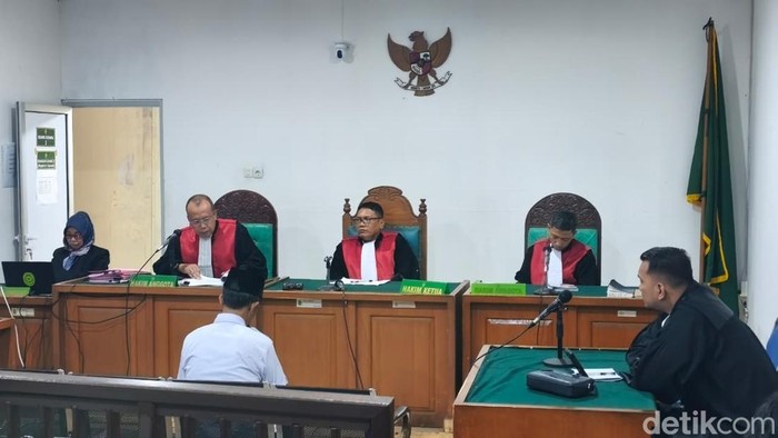 Suhendratmo, mantan Kades Tanjung Dalam Lahat saat menjalani sidang vonis dalam perkara korupsi dana desa.