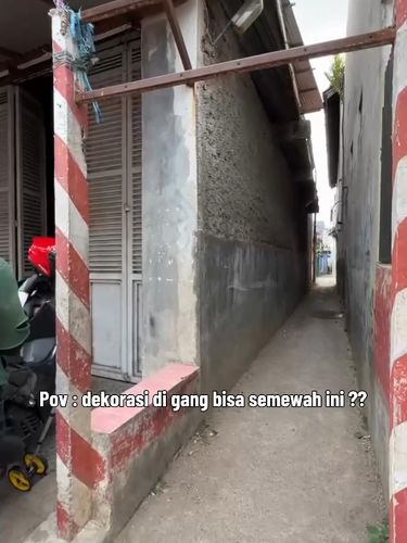 Sulap gang sempit di Bandung jadi pelaminan mewah. Meski lahan terbatas, dekorasi estetis ini tuai pujian karena tampil elegan bak hotel.