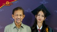 Sultan Brunei menghadiri dan mendampingi Princess Ameerah Wardatul Bolkiah dalam acara kelulusan sekolah, Year 13 Celebration of Achievement di JIS Arts Centre, Jerudong International School. Foto: Instagram @jisbrunei