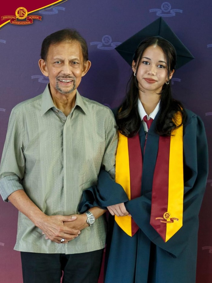 Princess Ameerah Wardatul Bolkiah lulus sekolah.