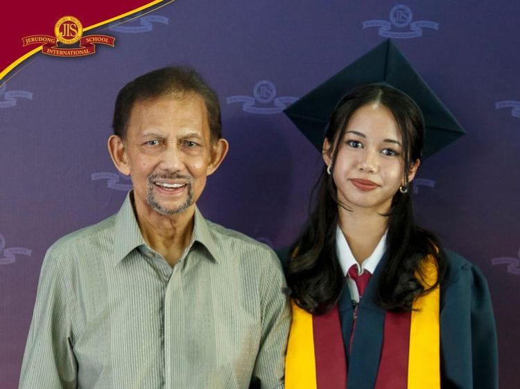 Momen Sultan Brunei Hadiri Kelulusan Sekolah Putri Ameerah Wardatul Bolkiah