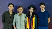 Yang Mulia Sultan Haji Hassanal Bolkiah Muizzaddin Waddaulah ibni Al-Marhum Sultan Haji Omar Ali Saifuddien Saadul Khairi Waddien, Sultan dan Yang Di-Pertuan Brunei Darussalam, Yang Mulia 920 Lieutenant Colonel (U) Prince ‘Abdul Mateen dan Yang Mulia Pangeran Abdul Wakeel menghadiri upacara tersebut, tulis akun resmi @jisbrunei dilihat pada Rabu (6/5/2026). Foto: Instagram @jisbrunei