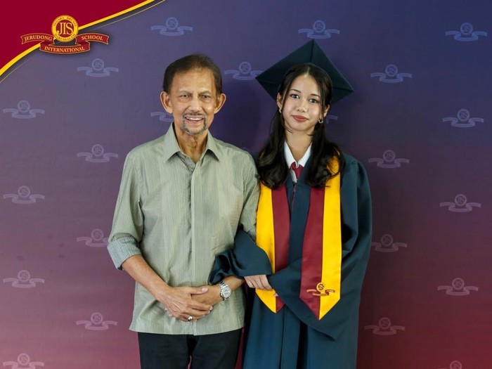 Princess Ameerah Wardatul Bolkiah lulus sekolah.
