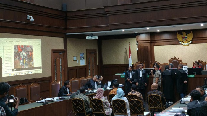 Sultan Kemnaker, Irvian Bobby Mahendro, terdakwa kasus pemerasan sertifikat keselamatan dan kesehatan kerja (K3), saat sidang di Pengadilan Tipikor Jakarta.
