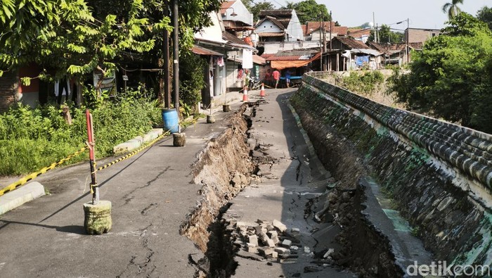 Talud Sungai Cilandak sepanjang 30 meter di Jalan Jembawan 1, Kalibanteng Kulon, Semarang, ambles, Rabu (6/5/2026).