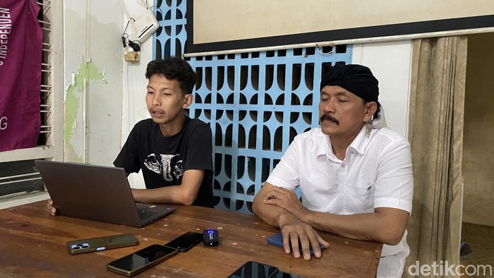 Ketua Jaringan Masyarakat Peduli Pegunungan Kendeng, Gunretno (baju putih) di Kecamatan Semarang Barat, Kota Semarang, Rabu (6/5/2026).