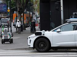 Teknologi Robot Antar Makanan Makin Marak di AS