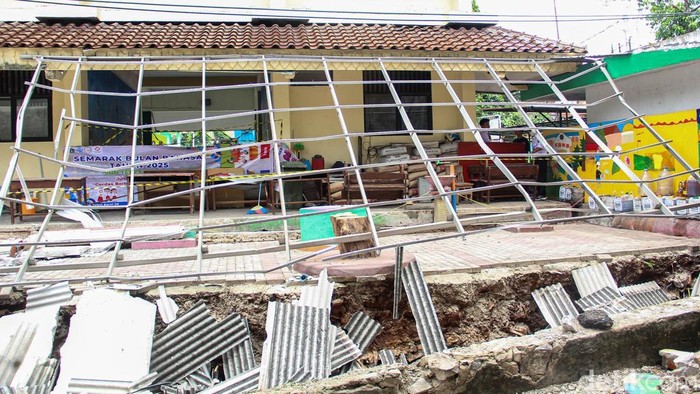 Tembok yang berdiri di atas turap saluran di SDN Tebet Barat 08 ambruk Rabu (6/5/2026). Hujan deras disebut jadi pemicu utama ambruknya tembok.
