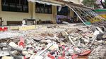Tembok SDN Tebet Barat 08 Ambruk, Area Sekolah Dipenuhi Material Puing