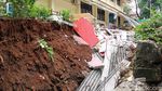 Tembok SDN Tebet Barat 08 Ambruk, Area Sekolah Dipenuhi Material Puing