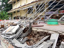 Tembok SDN Tebet Barat 08 Ambruk, Area Sekolah Dipenuhi Material Puing
