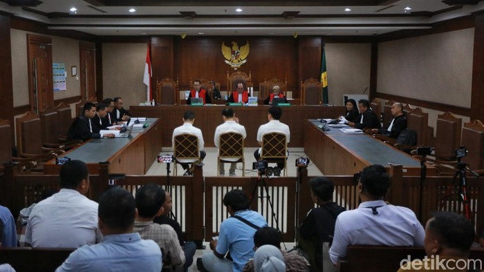 Tiga terdakwa kasus suap impor menghadiri sidang perdana di Pengadilan Negeri Tipikor Jakarta Pusat, Kamis (6/5/2026). Mereka adalah Jhon Field, Deddy Kurniawan Sukolo, dan Andri dari Blueray Cargo.