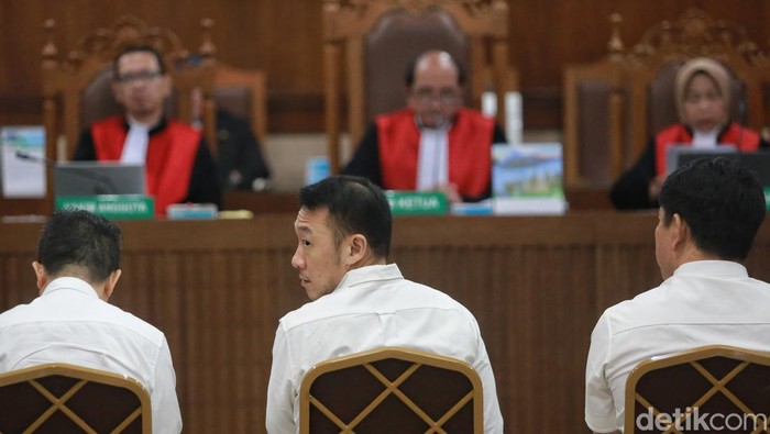 Tiga terdakwa kasus suap impor menghadiri sidang perdana di Pengadilan Negeri Tipikor Jakarta Pusat, Kamis (6/5/2026). Mereka adalah Jhon Field, Deddy Kurniawan Sukolo, dan Andri dari Blueray Cargo.