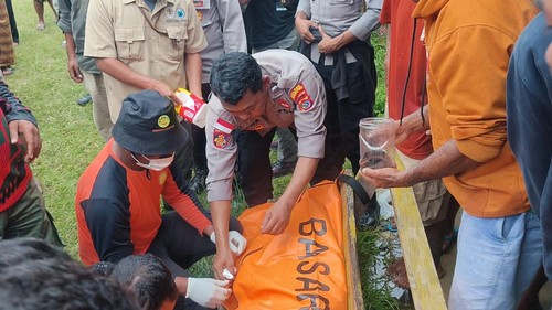 Tim SAR gabungan evakuasi jasad siswa SD yang tenggelam di Danau Ranamese, Manggarai Timur, NTT, Rabu (6/5/2026) (Dok. Basarnas Maumere)