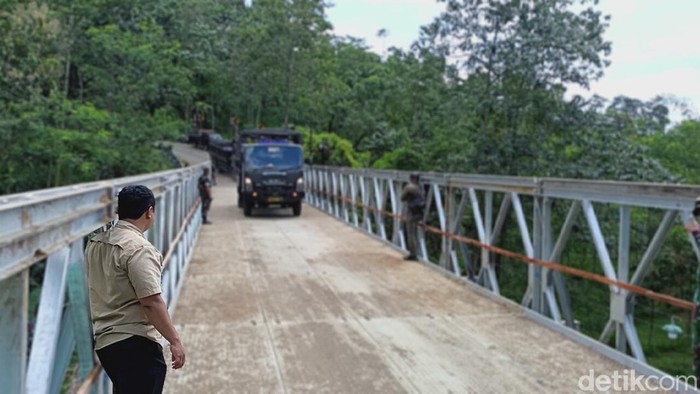 Uji coba jembatan akses ke Madakaripura di Probolinggo