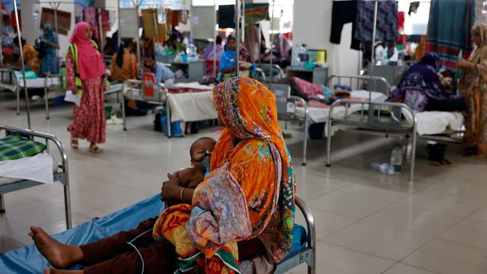 Anak-anak penderita campak dirawat di rumah sakit Dhaka di tengah wabah nasional. Orang tua dan tenaga medis berupaya memberikan perawatan intensif. REUTERS/Mohammad Ponir Hossain
