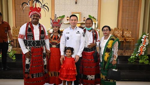 Wali Kota Kupang, Christian Widodo, berfoto bersama salah satu pasangan yang mengikuti nikah massal. (Dok. Pemkot Kupang)