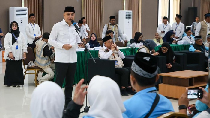 Wali Kota Surabaya Eri Cahyadi dan istrinya Rini Indriyani saat di Asrama Haji Sukolilo Surabaya.