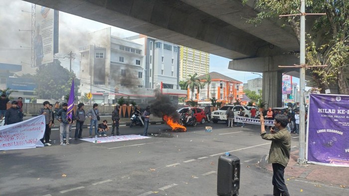 Warga Enrekang menggeruduk DPRD Sulsel, menuntut izin tambang CV Hadaf Karya Mandiri (HKM) dicabut karena dinilai dapat merusak lingkungan. Dokumen Istimewa