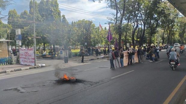 Warga Enrekang menggeruduk DPRD Sulsel, menuntut izin tambang CV Hadaf Karya Mandiri (HKM) dicabut karena dinilai dapat merusak lingkungan. Dokumen Istimewa Warga Enrekang menggeruduk DPRD Sulsel, menuntut izin tambang CV Hadaf Karya Mandiri (HKM) dicabut karena dinilai dapat merusak lingkungan. Dokumen Istimewa