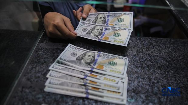 Warga melakukan penukaran mata uang rupiah ke dolar AS di Money Changer Valuta Artha Mas, Jakarta, Rabu (6/5/2026). (CNBC Indonesia/Faisal Rahman)