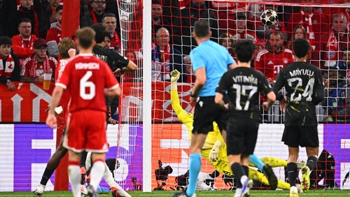 06 May 2026, Bavaria, Munich: Soccer, men: Champions League, Bayern Munich - Paris Saint-Germain, knockout round, semi-final, second leg, Allianz Arena, Harry Kane (l, obscured, Bayern Munich) scores to make it 1-1. Photo: Tom Weller/dpa (Photo by Tom Weller/picture alliance via Getty Images)