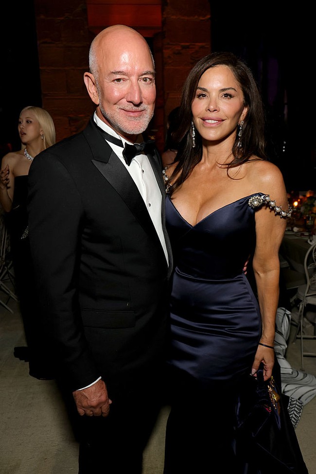 Di luar soal gaya, kehadiran pasangan Jeff Bezos dan Lauren Sánchez sebagai sponsor utama juga menuai kontroversi. Bahkan, sejumlah pihak menyebut acara tahun ini sebagai “The Bezos Met Gala”. Kelompok aktivis politik juga melakukan boikot pada acara tersebut. Kritik ini muncul dari anggapan bahwa Bezos dan istrinya berupaya membeli pengaruh di dunia budaya pop, media, hingga politik. Foto: Getty Images