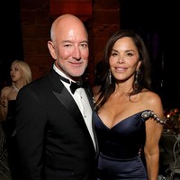 Di luar soal gaya, kehadiran pasangan Jeff Bezos dan Lauren Sánchez sebagai sponsor utama juga menuai kontroversi. Bahkan, sejumlah pihak menyebut acara tahun ini sebagai “The Bezos Met Gala”. Kelompok aktivis politik juga melakukan boikot pada acara tersebut. Kritik ini muncul dari anggapan bahwa Bezos dan istrinya berupaya membeli pengaruh di dunia budaya pop, media, hingga politik. Foto: Getty Images