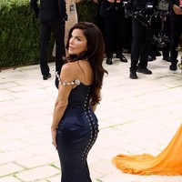 Penampilan Lauren Sanchez Bezos di Met Gala 2026 memicu reaksi yang tak terduga. Gayanya di acara amal fashion bergengsi itu, Sanchez ramai dikritik terkait pilihan busananya. Tahun ini, Met Gala mengusung tema ‘Fashion is Art’, yang mendorong para tamu untuk menjadikan tubuh mereka sebagai kanvas ekspresi seni. Foto: Getty Images