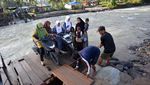 6 Bulan Pascabencana, Warga Padang Pariaman Masih Pakai Rakit