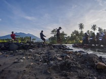 6 Bulan Pascabencana, Warga Padang Pariaman Masih Pakai Rakit