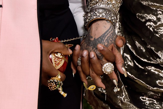 Namun di balik keserasian muncul rumor bahwa keduanya bertengkar. Sebuah video menunjukkan ekspresi wajah RiRi yang disebut dingin ketika Rocky mengobrol dengan dua wanita sementara RiRi diwawancara. Foto: Getty Images/Taylor Hill