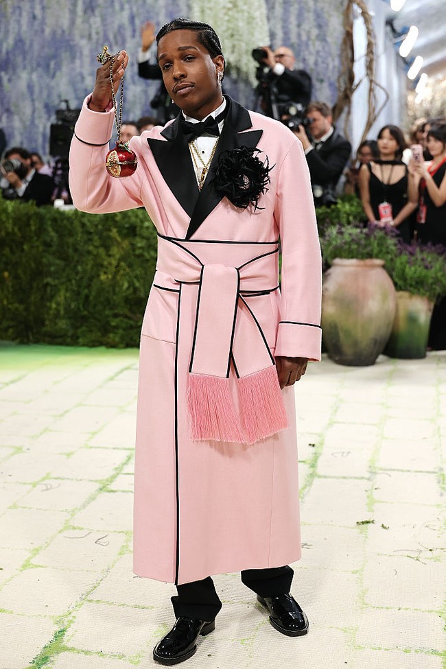 Sedangkan interpretasi A$AP Rocky terhadap tema ‘Fashion is Art’ adalah setelan pink yang mencuri atensi. Adapun berbagai aksesori yang menjadikan gaya rapper tersebut tampak seperti karya seni. Foto: Getty Images/Taylor Hill