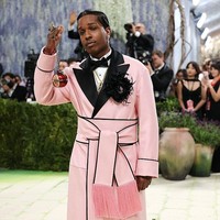 Sedangkan interpretasi A$AP Rocky terhadap tema ‘Fashion is Art’ adalah setelan pink yang mencuri atensi. Adapun berbagai aksesori yang menjadikan gaya rapper tersebut tampak seperti karya seni. Foto: Getty Images/Taylor Hill