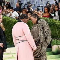 RiRi tampil totalitas memakai gaun rancangan Maison Margiela. Busananya yang bak patung hidup terinspirasi arsitektur abad pertengahan Flanders. Baju itu dibuat dengan tangan dan bermaterial sutera tenun duchess juga benang logam daur ulang. Foto: Getty Images/Taylor Hill