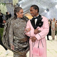Rihanna diduga bersitegang dengan A$AP Rocky di Met Gala 2026. Dalam video yang viral, interaksi pasangan yang dikarunia tiga anak tersebut tampak canggung.Foto: Getty Images/Taylor Hill