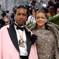 Saat berpose di tangga Metropolitan Museum of Art, Rihanna dan Rocky terlihat serasi dengan penampilan high fashion mereka.  Foto: Getty Images/Taylor Hill